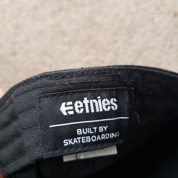 Etnies Skateboarding Classic Logo Black On Black Adult Snapback Hat Cap Grunge - Picture 4 of 4